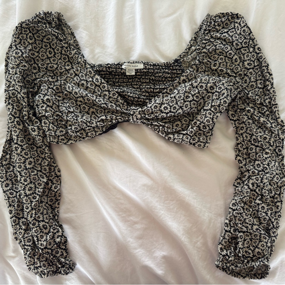 American Eagle Outfitters Black and White Floral Crop Top